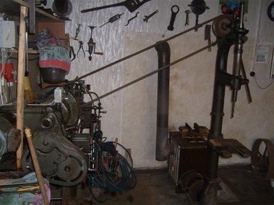 alte Ständerbohrmaschine mit Keilriemenantrieb.JPG