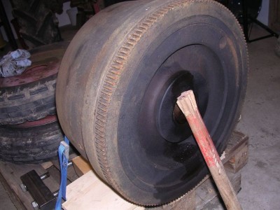 Schwungrad 300kg auf Palette fixiert.jpg